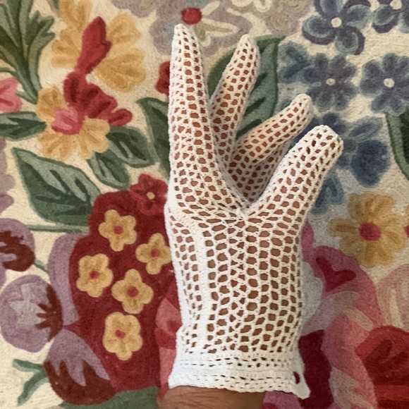 Lovely vintage hand crocheted cotton gloves with handmade button at wrist. - Picture 5 of 9